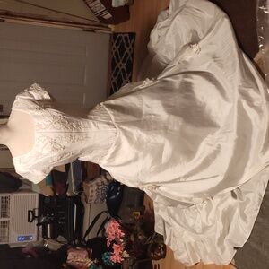 Beautiful wedding dress satin and tulle with embroidery and sequins NWT